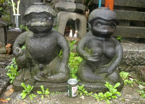 Estatuas de hombre y mujer Kappa en el Templo de Sougenji-Kappa-Dera, Tokio, Japón. Foto tomada el 14 de abril de 2012.